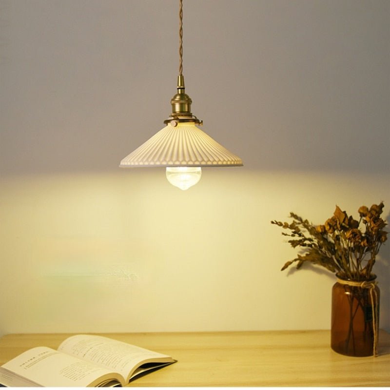 Lampe suspendue en céramique | Abat-jour blanc nervuré avec fixations en laiton