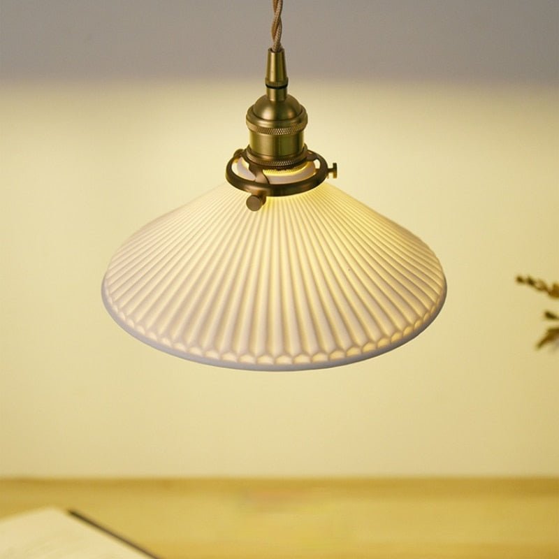 Lampe suspendue en céramique | Abat-jour blanc nervuré avec fixations en laiton