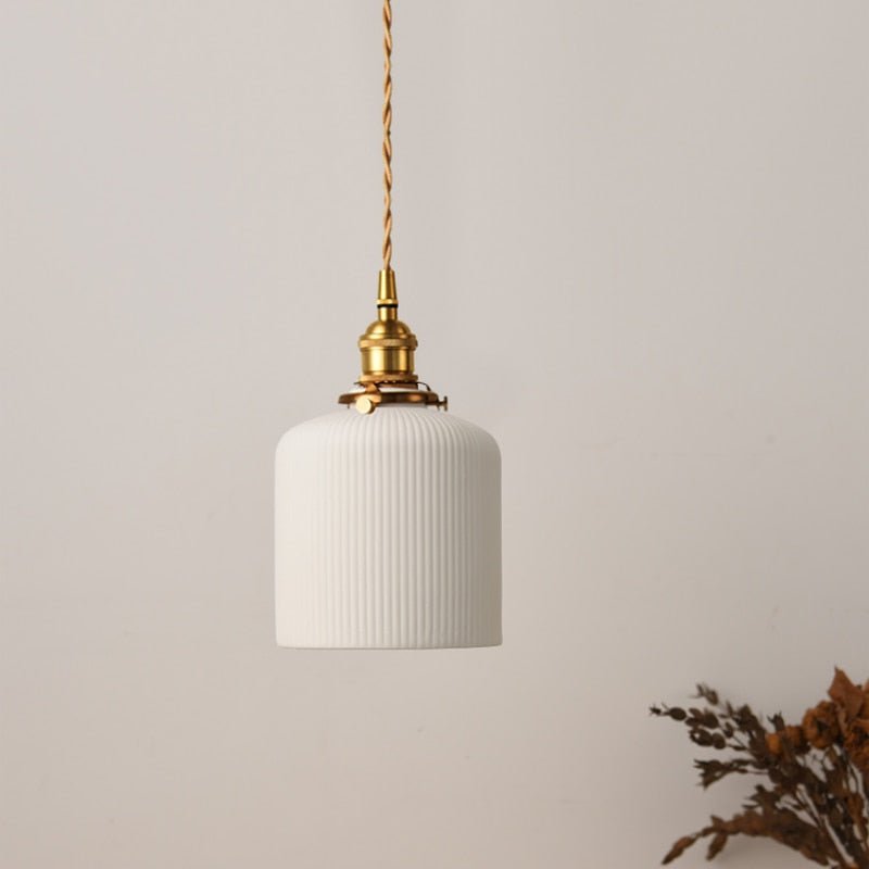 Lampe suspendue en céramique | Abat-jour blanc nervuré avec fixations en laiton